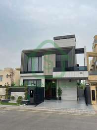 10 MARLA HOUSE FOR SALE IN BAHRIA TOWN LAHORE